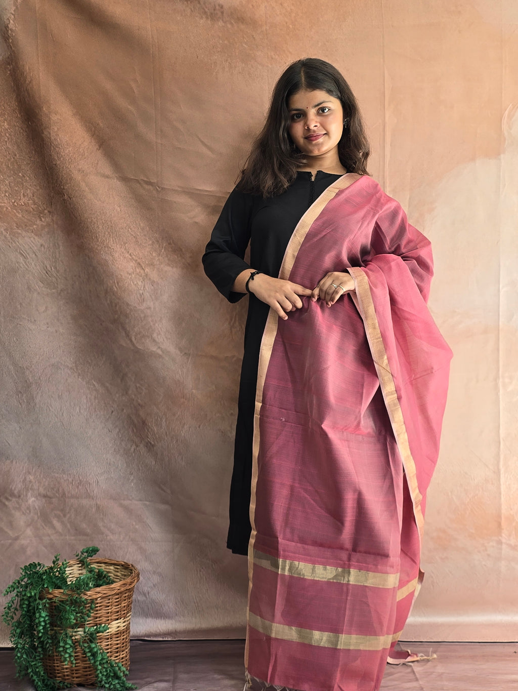 Handwoven Maheshwari Silk-Cotton Dupatta with Zari Border - Dusky Pink
