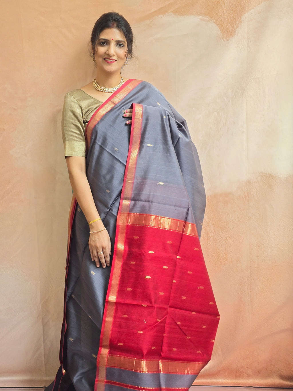 Pure Handwoven Maheshwari Arrow Motifs Saree - Gray Red