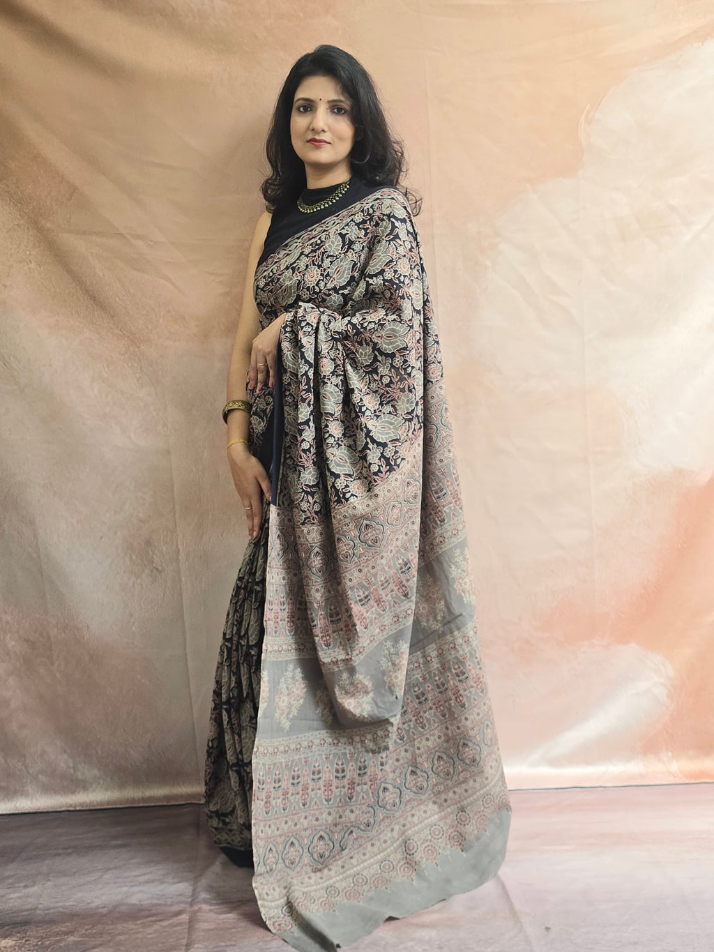 Handblock Printed Mul Cotton Saree Floral Motifs. - Black