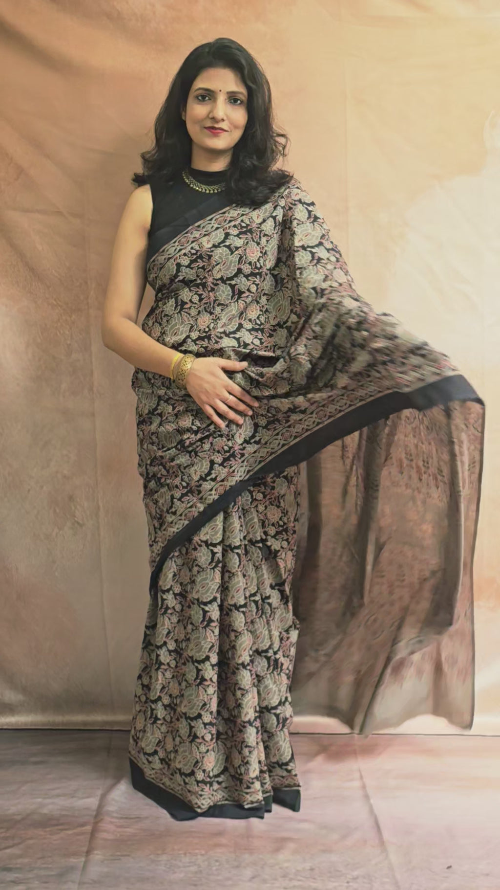 Handblock Printed Mul Cotton Saree Floral Motifs. - Black