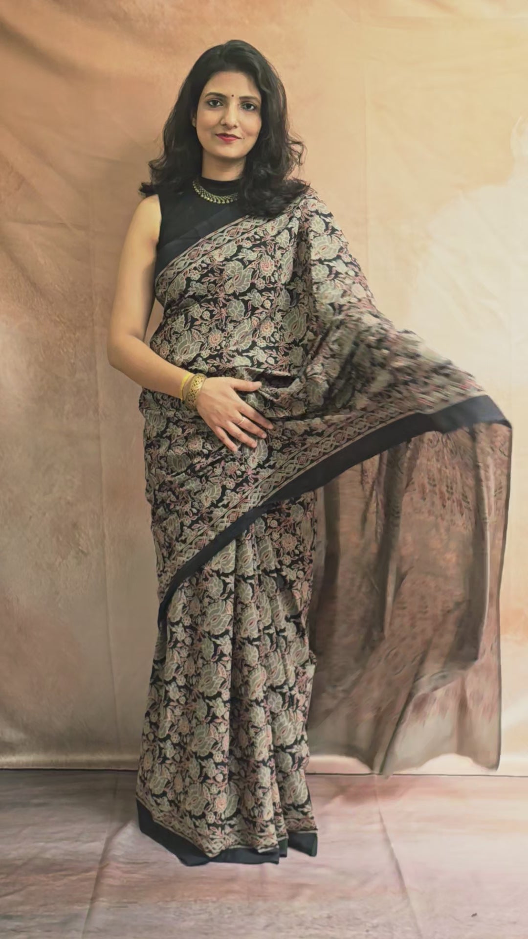 Handblock Printed Mul Cotton Saree Floral Motifs. - Black